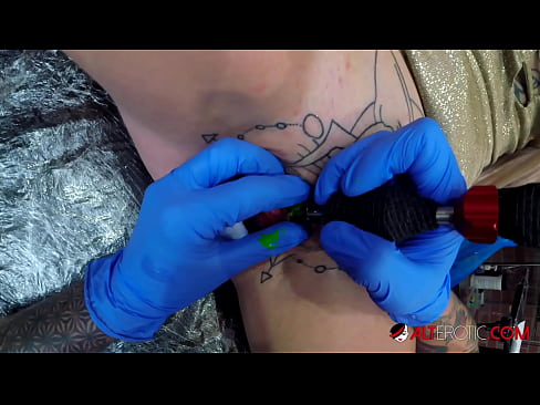 ❤️ Extreem getatoeëerde hottie Sully Savage kreeg een tatoeage op haar clitoris Porno fb at porn nl.hentaizm.ru ❌❤